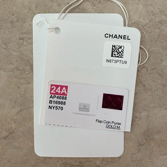 Chanel Red Quilted Wallet with Iconic CC Logo - Picture 7 of 9